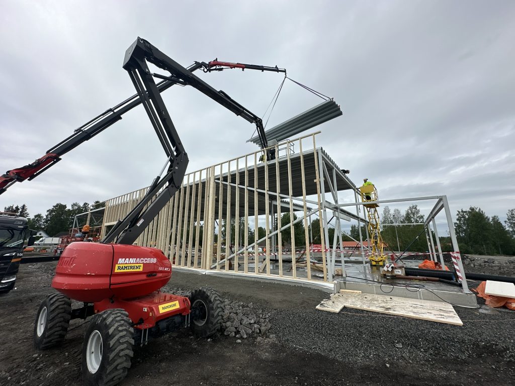 Totalentreprise næringsbygg Hamar — stålkonstruksjon under oppføring